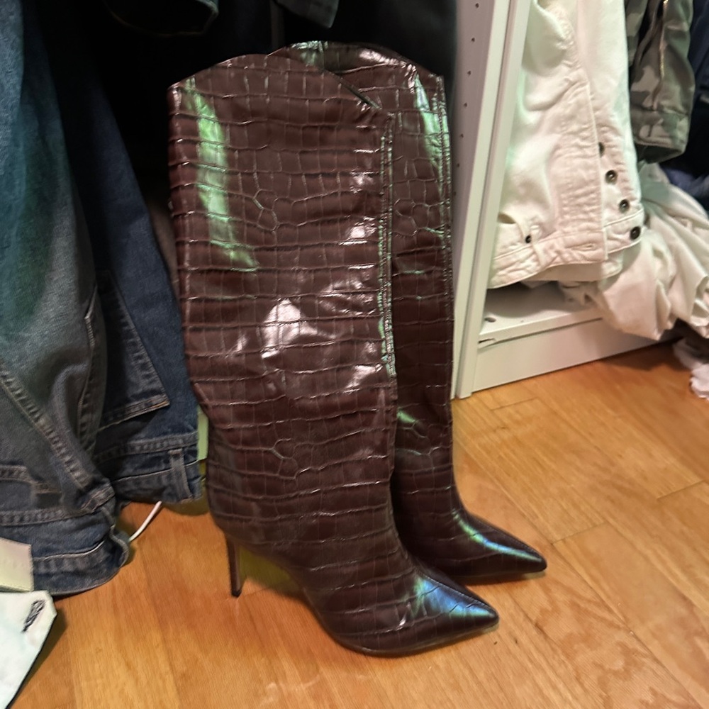 SCHUTZ Brown Croc-Embossed Heeled Boots